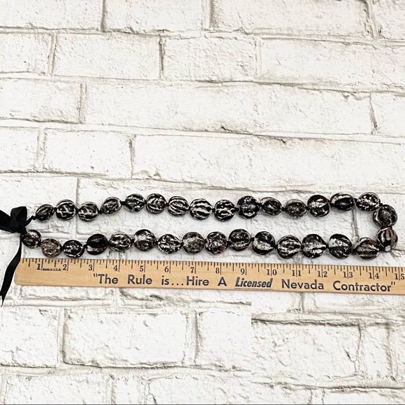 Kukui Nut HAWAIIAN Lei Black/White/Brown Oreo Crinkle Graduation 30” Necklace - Picture 5 of 7